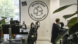 Back Market kancelária s plagátom: "Nový produkt - nie ďakujem"