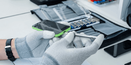 Renovátor, ktorý opravuje smartfón