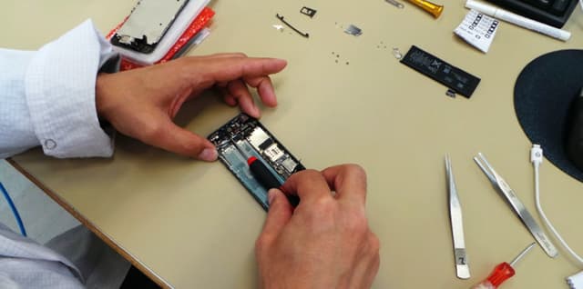 Renovátor mení súčiastky v smartfóne